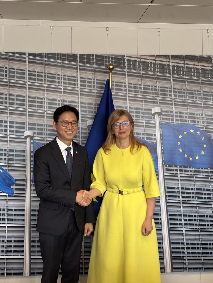 [서울=뉴시스] 배경훈 부총리가 유럽연합(EU) 스타트업·연구혁신 집행위원 예카테리나 자하리에바와 베를리몽 빌딩에 위치한 유럽연합 집행위 본부에서 면담했다. (사진=과기정통부 제공) 2026.06.11. photo@newsis.com *재판매 및 DB 금지