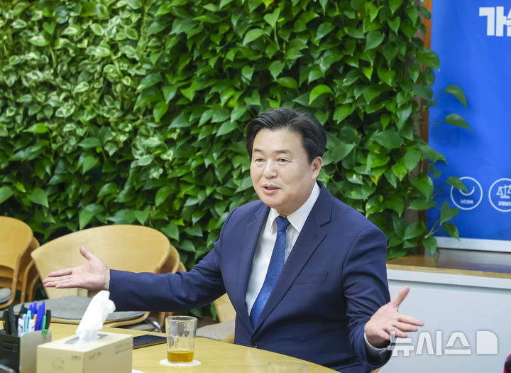 [시흥=뉴시스] 박석희기자=임병택 시흥시장은 당선 소감을 묻는 기자에게 ‘겸허히 시민을 섬기며 갈등을 넘어 시흥의 미래를 열고, 대전환을 완성하겠다’고 밝혔다.2026.06.11. phe@newsis.com