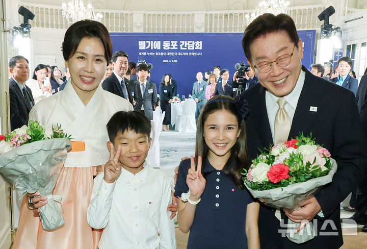 [브뤼셀=뉴시스] 최동준 기자 = G7 정상회의 참석 계기 벨기에를 방문 중인 이재명 대통령과 김혜경 여사가 9일(현지 시간) 브뤼셀 한 호텔에서 열린 동포만찬간담회에서 화동과 기념촬영을 하고 있다. 2026.06.10. photocdj@newsis.com