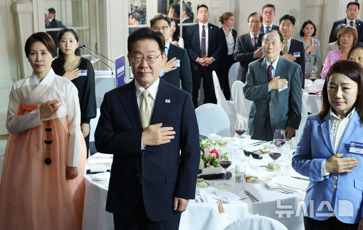 [브뤼셀=뉴시스] 최동준 기자 = G7 정상회의 참석 계기 벨기에를 방문 중인 이재명 대통령과 김혜경 여사가 9일(현지 시간) 브뤼셀 한 호텔에서 열린 동포만찬간담회에서 참석자들과 국민의례를 하고 있다. 2026.06.10. photocdj@newsis.com