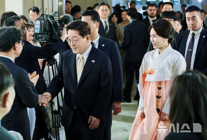 [브뤼셀=뉴시스] 최동준 기자 = G7 정상회의 참석 계기 벨기에를 방문 중인 이재명 대통령과 김혜경 여사가 9일(현지 시간) 브뤼셀 한 호텔에서 열린 동포만찬간담회에 입장하고 있다. 2026.06.10. photocdj@newsis.com