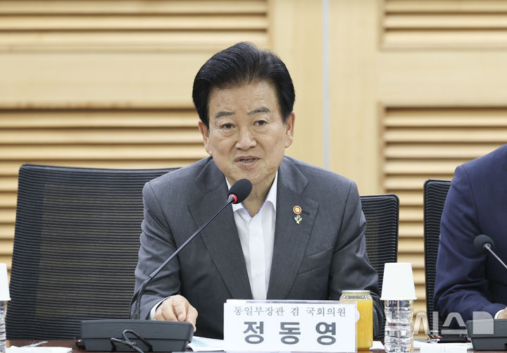 [서울=뉴시스] 김근수 기자 = 정동영 통일부 장관이 10일 오전 서울 여의도 국회 의원회관에서 열린 피지컬AI 프론티어 강국 신기술 전략 포럼 시즌3에서 모두발언을 하고 있다. 2026.06.15. ks@newsis.com