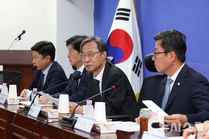 [서울=뉴시스] 김근수 기자 = 유동수 특위 위원장이 10일 오전 서울 여의도 의원회관에서 열린 더불어민주당 중동전쟁 경제대응특위 6차회의에서 모두발언을 하고 있다. 2026.06.10. ks@newsis.com