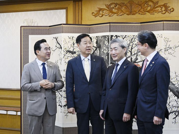 [서울=뉴시스] 박홍근 기획예산처 장관이 10일 오전 서울 종로구 정부서울청사에서 열린 '확대거시재정금융간담회'에 참석해 참석자들과 대화하고 있다. 왼쪽부터 박홍근 기획예산처 장관, 구윤철 부총리 겸 재정경제부 장관, 신현송 한국은행 총재, 이억원 금융위원회 위원장. (사진=기획예산처 제공) 2026.06.10. photo@newsis.com *재판매 및 DB 금지