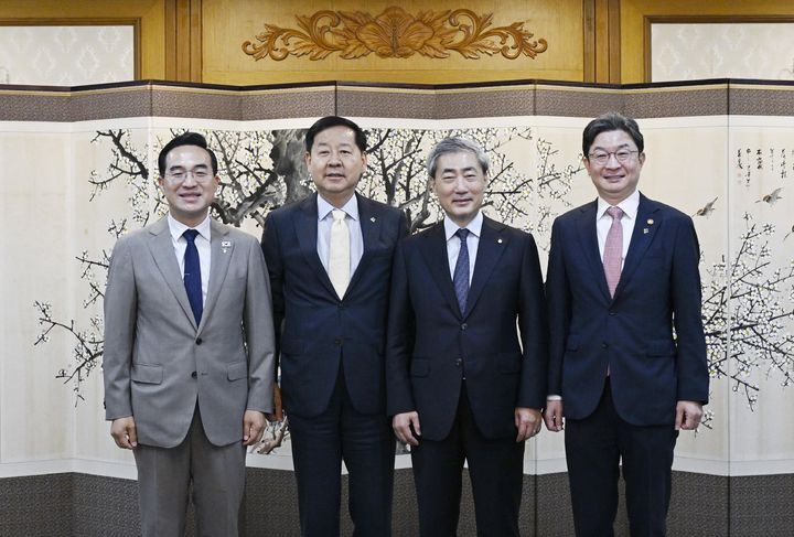 [서울=뉴시스] 박홍근 기획예산처 장관이 10일 오전 서울 종로구 정부서울청사에서 열린 '확대거시재정금융간담회'에 참석해 기념촬영 하고 있다. 왼쪽부터 박홍근 기획예산처 장관, 구윤철 부총리 겸 재정경제부 장관, 신현송 한국은행 총재, 이억원 금융위원회 위원장. (사진=기획예산처 제공) 2026.06.10. photo@newsis.com *재판매 및 DB 금지
