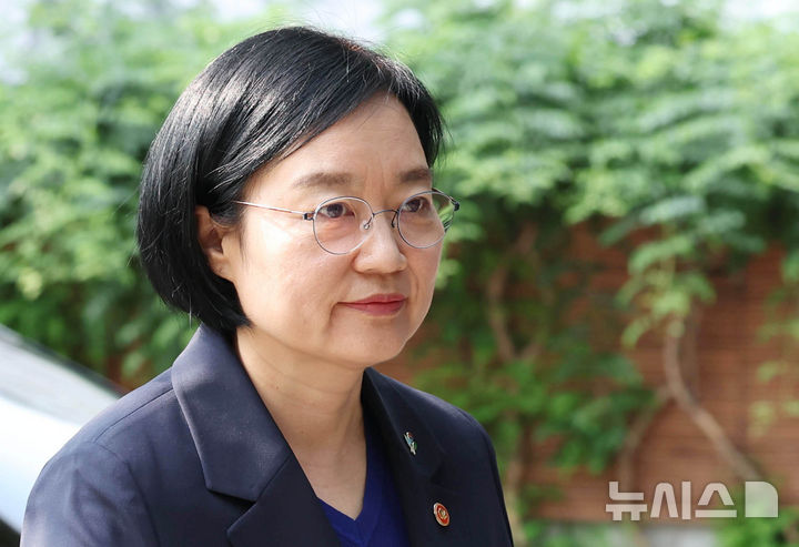 [서울=뉴시스] 조수정 기자 = 한성숙 국무총리 후보자가 10일 오전 서울 종로구 금융감독원 연수원에 마련된 인사청문회 준비사무실로 출근하고 있다. 2026.06.10. chocrystal@newsis.com