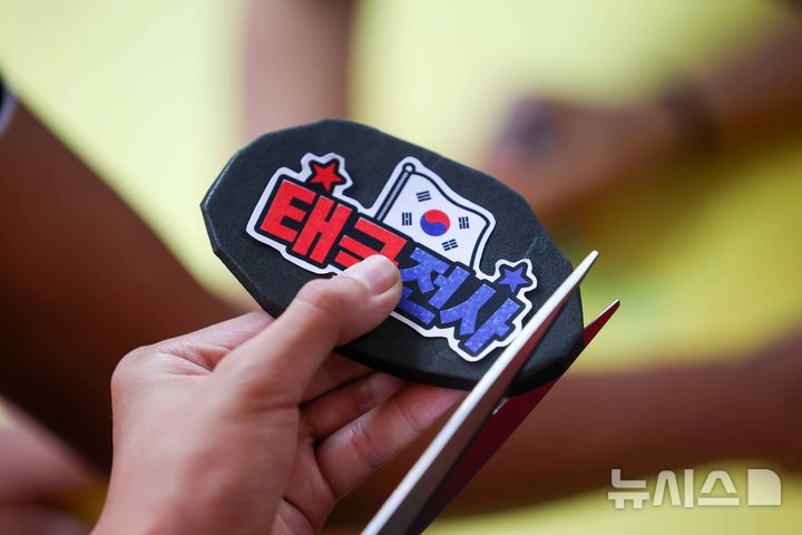 [과달라하라(멕시코)=뉴시스] 김명년 기자 = 9일(현지 시간) 맥시코 과달라하라에 위치한 한식당 가미에서 교민 학생들이 대한민국 축구 국가대표팀 응원도구를 만들고 있다. 한국 대표팀은 오는 11일(현지 시간) 체코를 상대로 북중미 월드컵 조별리그 A조 1차전 경기를 치른다. 2026.06.10. kmn@newsis.com