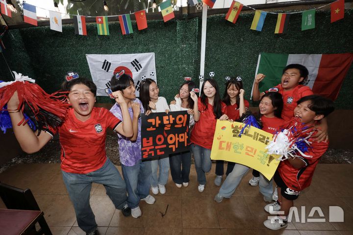 [과달라하라(멕시코)=뉴시스] 김명년 기자 = 9일(현지 시간) 맥시코 과달라하라에 위치한 한식당 가미에서 교민 학생들이 직접 만든 대한민국 축구 국가대표팀 응원도구 들어보이고 있다. 한국 대표팀은 오는 11일(현지 시간) 체코를 상대로 북중미 월드컵 조별리그 A조 1차전 경기를 치른다. 2026.06.10. kmn@newsis.com