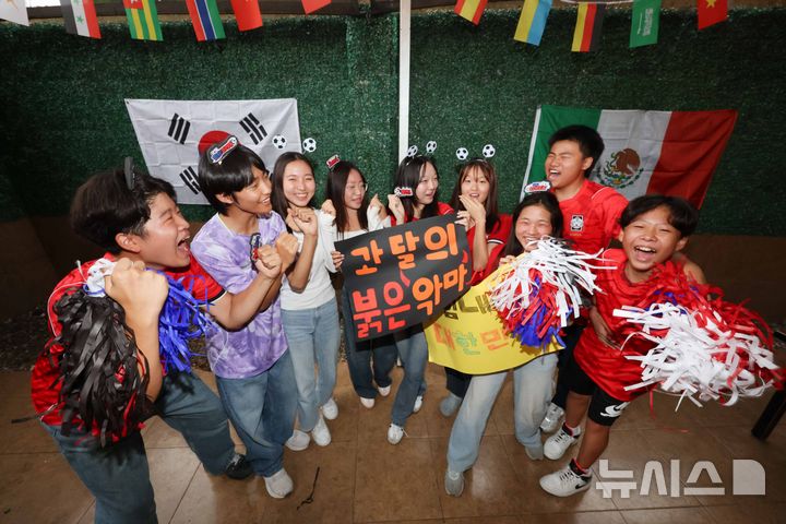 [과달라하라(멕시코)=뉴시스] 김명년 기자 = 9일(현지 시간) 맥시코 과달라하라에 위치한 한식당 가미에서 교민 학생들이 직접 만든 대한민국 축구 국가대표팀 응원도구 들어보이고 있다. 한국 대표팀은 오는 11일(현지 시간) 체코를 상대로 북중미 월드컵 조별리그 A조 1차전 경기를 치른다. 2026.06.10. kmn@newsis.com