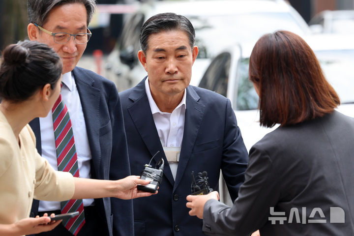 [과천=뉴시스] 조성우 기자 = 신원식 전 국가안보실장이 '계엄 정당화 메시지' 의혹과 관련해 피의자 조사를 받기 위해 10일 오전 경기 과천시 2차 종합특검팀 사무실에 출석하고 있다. 2026.06.10. xconfind@newsis.com