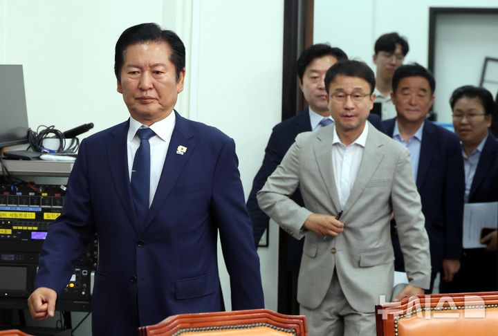 [서울=뉴시스] 조성봉 기자 = 정청래 더불어민주당 대표와 한병도 원내대표가 10일 오전 서울 여의도 국회에서 열린 최고위원회의에 참석하고 있다. 2026.06.10. suncho21@newsis.com