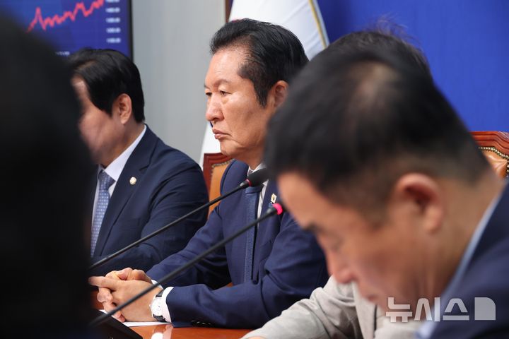 [서울=뉴시스] 조성봉 기자 = 정청래 더불어민주당 대표가 10일 오전 서울 여의도 국회에서 열린 최고위원회의에서 잠시 생각에 잠겨 있다. 2026.06.10. suncho21@newsis.com