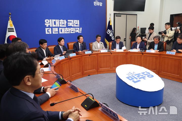 [서울=뉴시스] 조성봉 기자 = 정청래 더불어민주당 대표가 10일 오전 서울 여의도 국회에서 열린 최고위원회의에서 발언을 하고 있다. 2026.06.10. suncho21@newsis.com