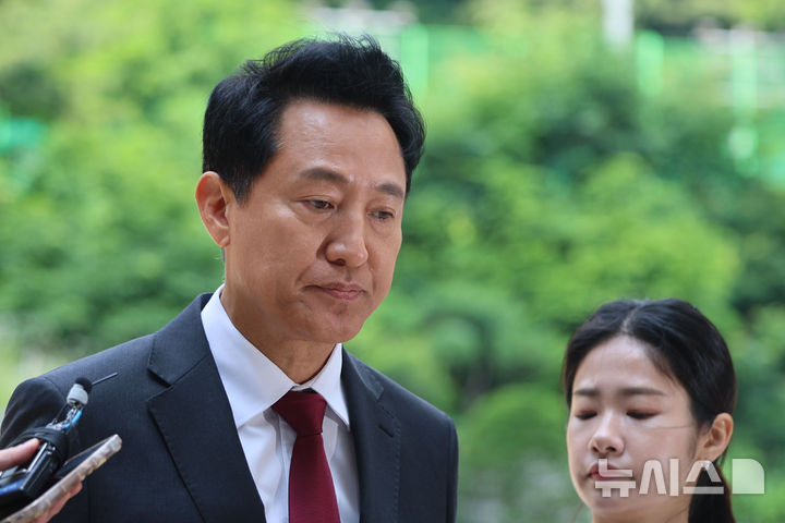 [서울=뉴시스] 권창회 기자 = 오세훈 서울시장이 10일 서울 서초구 서울중앙지법에서 열린 '명태균 여론조사 의혹' 사건 1심 속행 공판에 출석하고 있다. 2026.06.10. kch0523@newsis.com