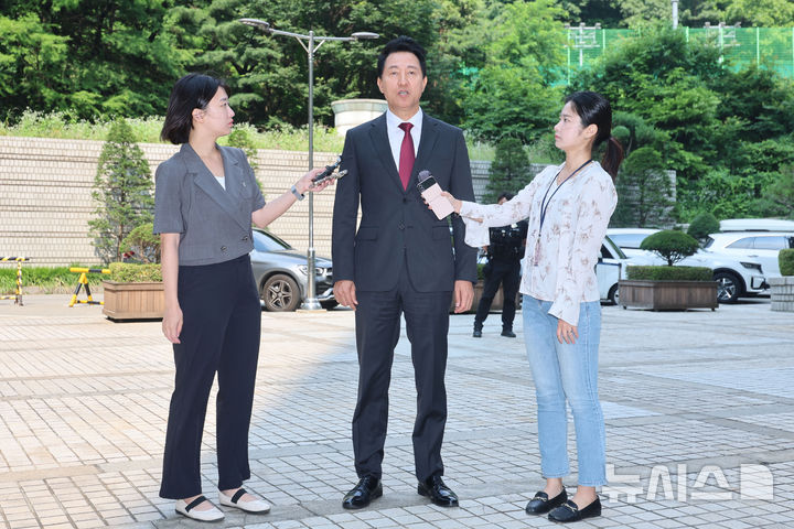 [서울=뉴시스] 권창회 기자 = 오세훈 서울시장이 10일 서울 서초구 서울중앙지법에서 열린 '명태균 여론조사 의혹' 사건 1심 속행 공판에 출석하며 발언하고 있다. 2026.06.10. kch0523@newsis.com