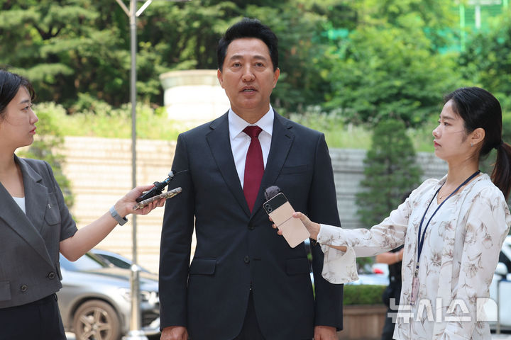 [서울=뉴시스] 권창회 기자 = 오세훈 서울시장이 10일 서울 서초구 서울중앙지법에서 열린 '명태균 여론조사 의혹' 사건 1심 속행 공판에 출석하며 발언하고 있다. 2026.06.10. kch0523@newsis.com