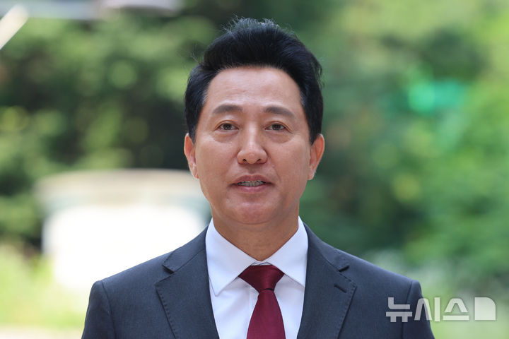 [서울=뉴시스] 권창회 기자 = 서울중앙지법 형사합의22부(부장판사 조형우)는 오는 22일 오세훈 서울시장의 정치자금법 위반 혐의 1심 선고기일을 진행한다. 사진은 오 시장이 지난달 10일 서울 서초구 서울중앙지법에서 열린 '명태균 여론조사 의혹' 사건 1심 속행 공판에 출석하며 발언하는 모습. 2026.06.10. kch0523@newsis.com