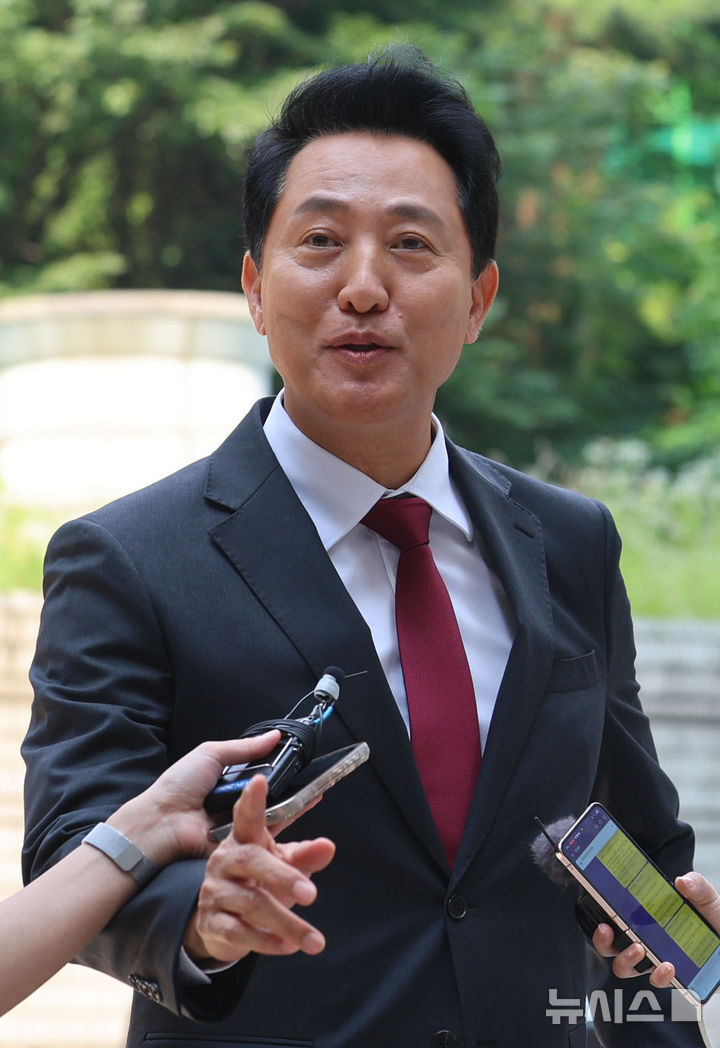 [서울=뉴시스] 권창회 기자 = 오세훈 서울시장이 10일 서울 서초구 서울중앙지법에서 열린 '명태균 여론조사 의혹' 사건 1심 속행 공판에 출석하며 발언하고 있다. 2026.06.10. kch0523@newsis.com