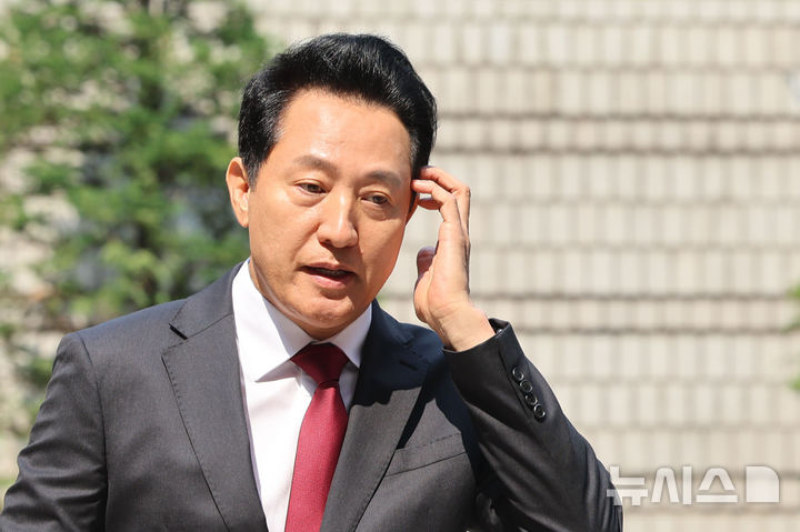 [서울=뉴시스] 권창회 기자 = 오세훈 서울시장이 10일 서울 서초구 서울중앙지법에서 열린 '명태균 여론조사 의혹' 사건 1심 속행 공판에 출석하고 있다. 2026.06.10. kch0523@newsis.com