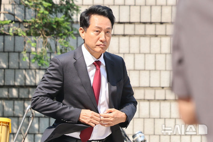 [서울=뉴시스] 권창회 기자 = 오세훈 서울시장이 10일 서울 서초구 서울중앙지법에서 열린 '명태균 여론조사 의혹' 사건 1심 속행 공판에 출석하고 있다. 2026.06.10. kch0523@newsis.com