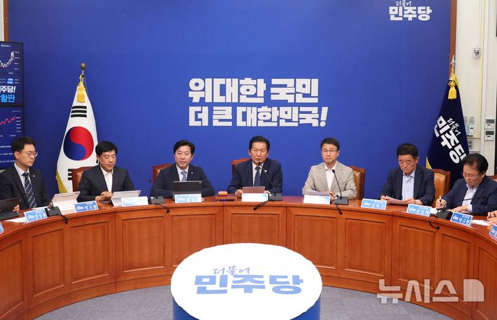 [서울=뉴시스] 조성봉 기자 = 정청래 더불어민주당 대표가 10일 오전 서울 여의도 국회에서 열린 최고위원회의에서 발언을 하고 있다. 2026.06.10. suncho21@newsis.com