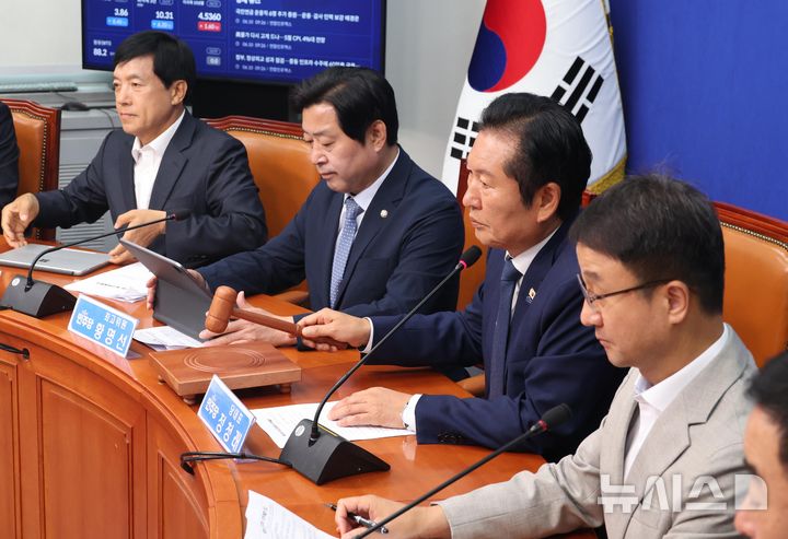 [서울=뉴시스] 조성봉 기자 = 정청래 더불어민주당 대표가 10일 오전 서울 여의도 국회에서 열린 최고위원회의에서 의사봉을 두드리고 있다. 2026.06.10. suncho21@newsis.com