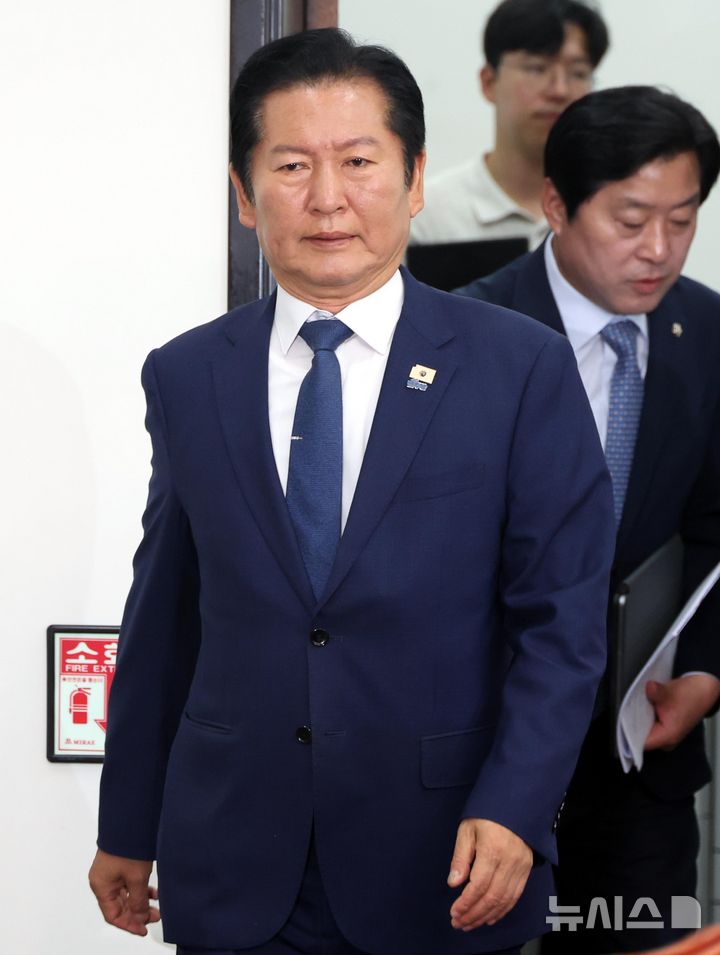 [서울=뉴시스] 조성봉 기자 = 정청래 더불어민주당 대표가 10일 오전 서울 여의도 국회에서 열린 최고위원회의에 참석하고 있다. 2026.06.10. suncho21@newsis.com