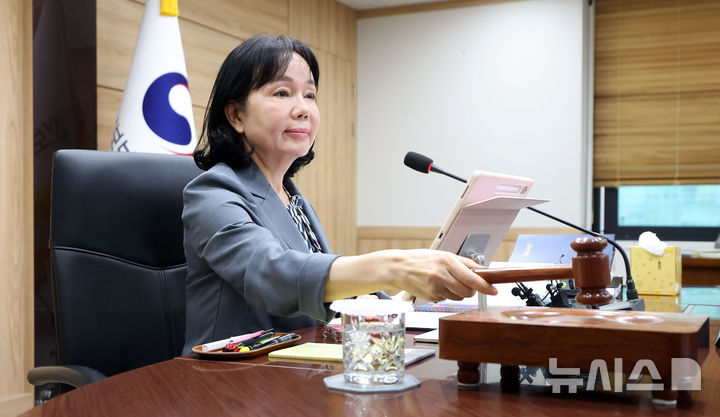 [서울=뉴시스] 김선웅 기자 = 송경희 개인정보보호위원장이 10일 서울 종로구 정부서울청사에서 열린 제11회 개인정보보호위원회 전체회의에 참석해 개의를 선언하고 있다. 2026.06.10. mangusta@newsis.com