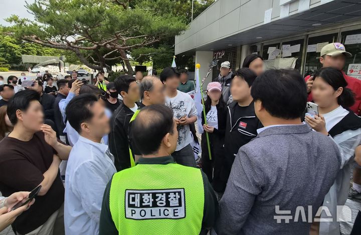 [서울=뉴시스] 조수원 기자 = 제9회 전국동시지방선거 투표용지 부족 사태에 항의하며 개표소 봉쇄 시위를 벌이고 있는 시민들과 대한체육회 관계자 등이 10일 오전 서울 송파구 올림픽공원 핸드볼경기장에 설치된 개표소 앞에서 대치하고 있다. 2026.06.10. tide1@newsis.com