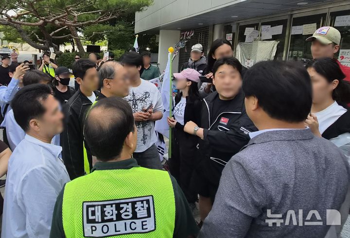 [서울=뉴시스] 조수원 기자 = 제9회 전국동시지방선거 투표용지 부족 사태에 항의하며 개표소 봉쇄 시위를 벌이고 있는 시민들과 대한체육회 관계자 등이 10일 오전 서울 송파구 올림픽공원 핸드볼경기장에 설치된 개표소 앞에서 대치하고 있다. 2026.06.10. tide1@newsis.com