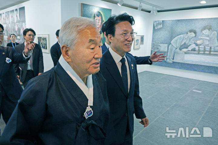 [서울=뉴시스] 박진희 기자 = 김민석(오른쪽) 국무총리와 이재오 민주화운동기념사업회 이사장이 10일 서울 용산구 민주화운동기념관에서 열린 제39주년 6·10민주항쟁 기념식장으로 향하고 있다. 2026.06.10. pak7130@newsis.com