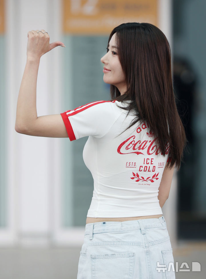 [인천공항=뉴시스] 김진아 기자 = 가수 권은비가 '2026 FIFA 북중미 월드컵' 응원단 합류를 위해 10일 인천국제공항에 도착해 멕시코로 출국하기 앞서 포즈를 취하고 있다. 2026.06.10. bluesoda@newsis.com