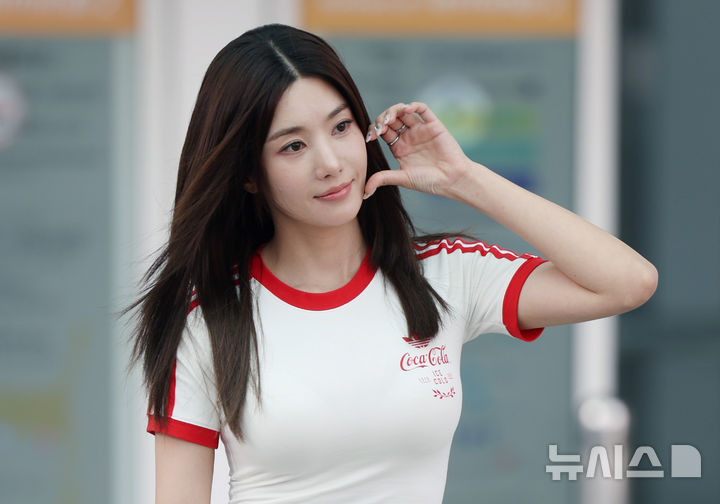 [인천공항=뉴시스] 김진아 기자 = 가수 권은비가 '2026 FIFA 북중미 월드컵' 응원단 합류를 위해 10일 인천국제공항에 도착해 멕시코로 출국하기 앞서 포즈를 취하고 있다. 2026.06.10. bluesoda@newsis.com
