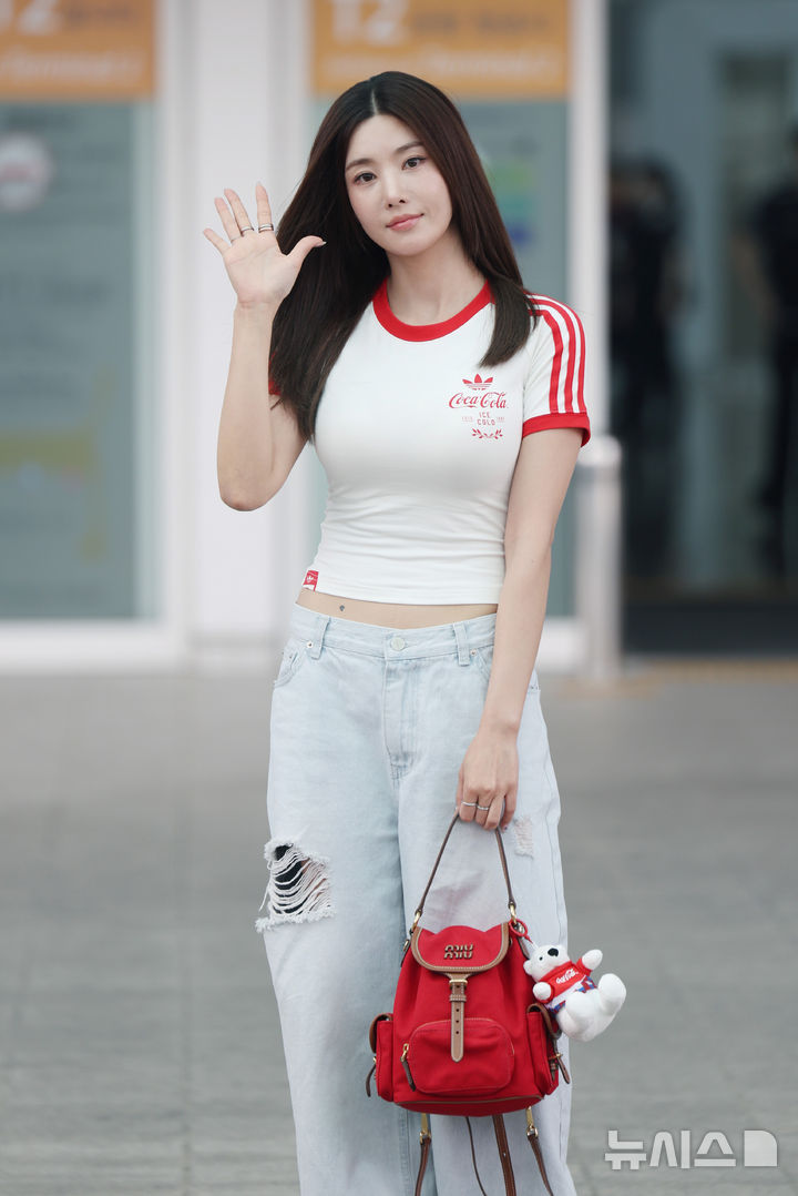 [인천공항=뉴시스] 김진아 기자 = 가수 권은비가 '2026 FIFA 북중미 월드컵' 응원단 합류를 위해 10일 인천국제공항에 도착해 멕시코로 출국하기 앞서 포즈를 취하고 있다. 2026.06.10. bluesoda@newsis.com