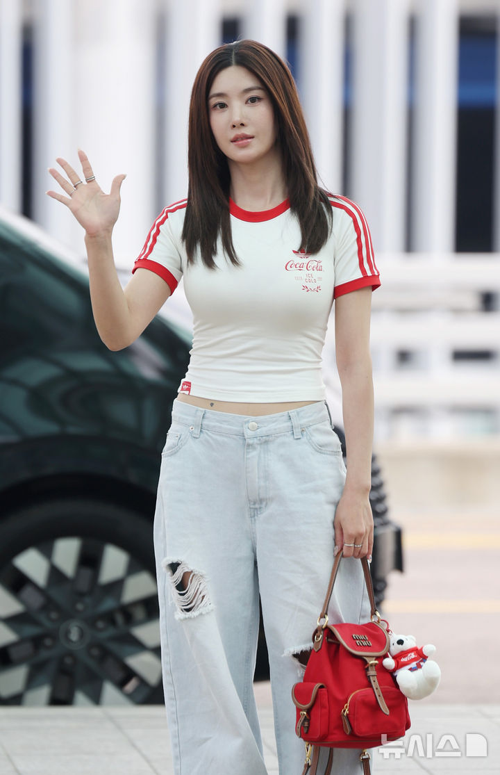 [인천공항=뉴시스] 김진아 기자 = 가수 권은비가 '2026 FIFA 북중미 월드컵' 응원단 합류를 위해 10일 인천국제공항에 도착해 멕시코로 출국하기 앞서 포즈를 취하고 있다. 2026.06.10. bluesoda@newsis.com