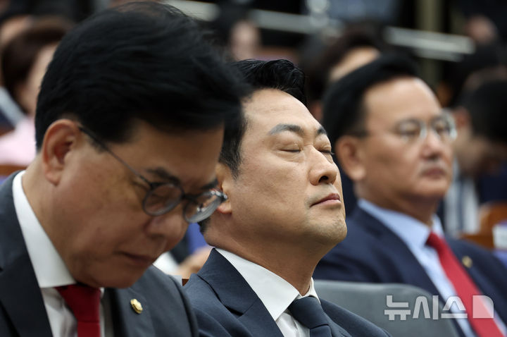 [서울=뉴시스] 최진석 기자 = 국민의힘 장동혁 대표와 송언석 전 원내대표가 10일 여의도 국회에서 열린 원내대표 선출 의원총회에서 김도읍, 정점식, 성일종 후보자의 합동토론을 지켜보며 생각에 잠겨 있다. 2026.06.10. myjs@newsis.com