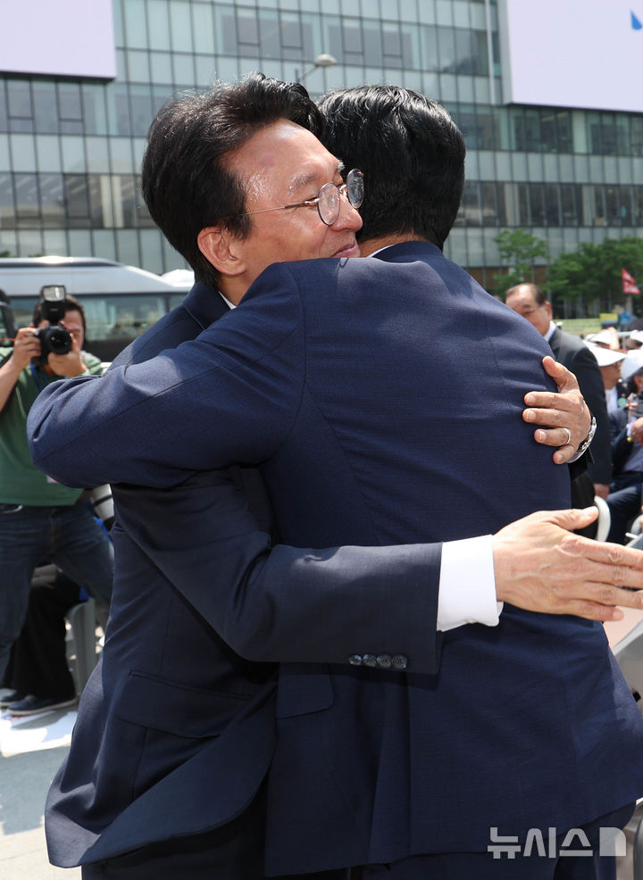 [서울=뉴시스] 조수정 기자 = 김민석 국무총리와 정청래 더불어민주당 대표가 10일 오전 서울 종로구 광화문광장에서 열린 제100주년 6·10 만세운동 기념식에서 만나 인사 나누며 부둥켜 안고 있다. 2026.06.10. chocrystal@newsis.com