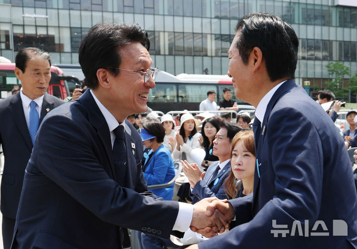 [서울=뉴시스] 조수정 기자 = 김민석 국무총리와 정청래 더불어민주당 대표가 10일 오전 서울 종로구 광화문광장에서 열린 제100주년 6·10 만세운동 기념식에서 만나 인사 나누고 있다. 2026.06.10. chocrystal@newsis.com