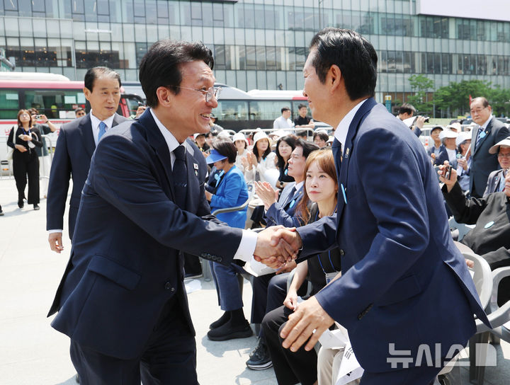 [서울=뉴시스] 조수정 기자 = 김민석 국무총리와 정청래 더불어민주당 대표가 10일 오전 서울 종로구 광화문광장에서 열린 제100주년 6·10 만세운동 기념식에서 만나 인사 나누고 있다. 2026.06.10. chocrystal@newsis.com