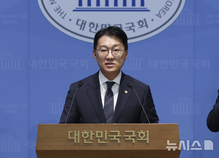 [서울=뉴시스] 김근수 기자 = 김남준 더불어민주당 의원이 10일 오전 서울 여의도 국회 소통관에서 열린 더불어민주당 전국대학생위원회의 중앙선거관리위원회 부실한 선거관리 규탄 기자회견에서 발언하고 있다. 2026.06.10. ks@newsis.com