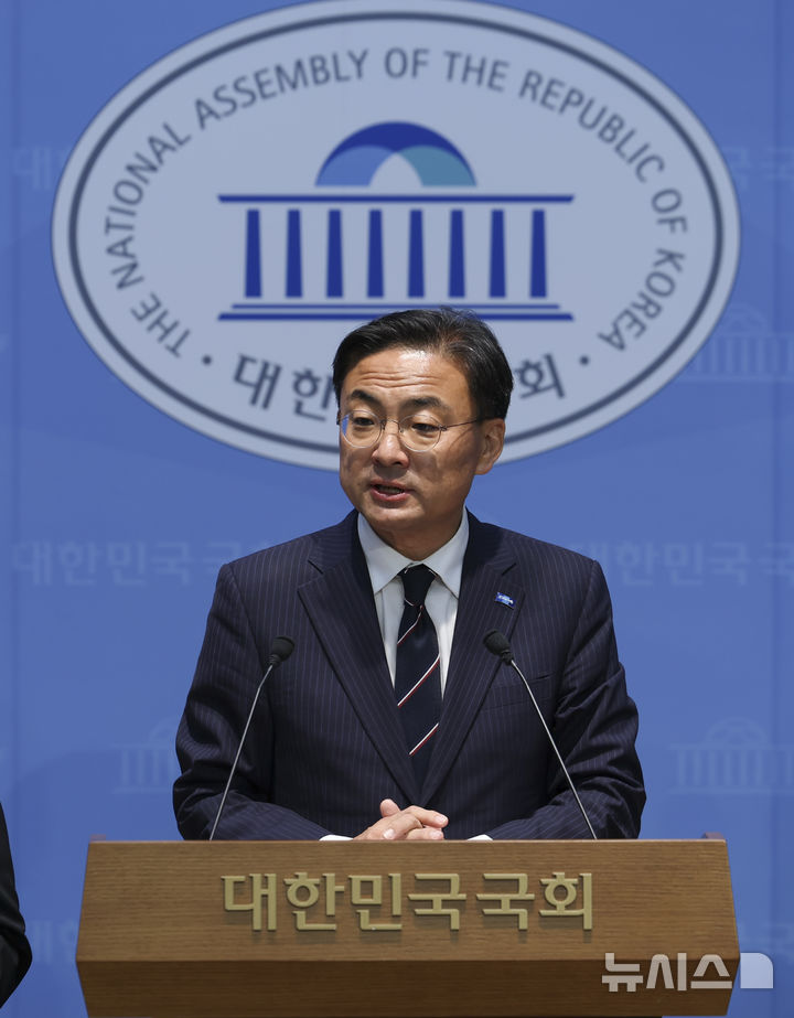[서울=뉴시스] 김근수 기자 = 신장식 조국혁신당 대표 권한대행이 10일 오전 서울 여의도 소통관에서 열린 검찰개혁 자문위 입장문 관련 조국혁신당 기자회견에서 발언하고 있다. 2026.06.10. ks@newsis.com