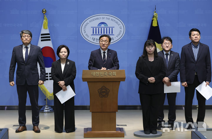 [서울=뉴시스] 김근수 기자 = 신장식 조국혁신당 대표 권한대행이 10일 오전 서울 여의도 소통관에서 열린 검찰개혁 자문위 입장문 관련 조국혁신당 기자회견에서 발언하고 있다. 2026.06.10. ks@newsis.com