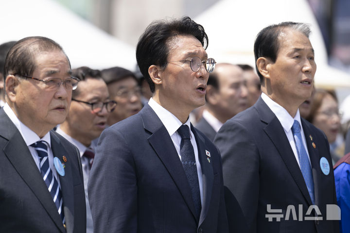 [서울=뉴시스] 조수정 기자 = 김민석 국무총리가 10일 오전 서울 종로구 광화문광장에서 열린 제100주년 6·10 만세운동 기념식에서 애국가를 부르고 있다. 왼쪽부터 이종찬 광복회장, 김 총리, 권오을 국가보훈부 장관. (공동취재) 2026.06.10. chocrystal@newsis.com
