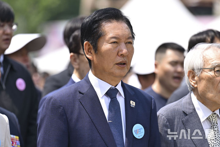 [서울=뉴시스] 조수정 기자 = 정청래 더불어민주당 대표가 10일 오전 서울 종로구 광화문광장에서 열린 제100주년 6·10 만세운동 기념식에서 애국가를 부르고 있다. (공동취재) 2026.06.10. chocrystal@newsis.com