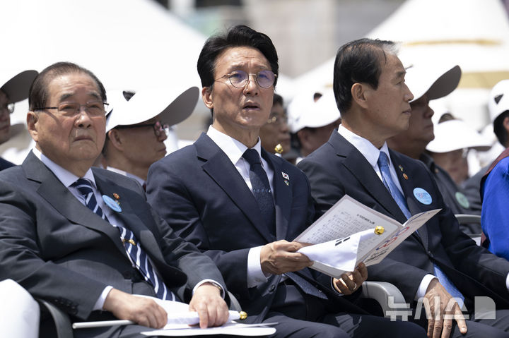 [서울=뉴시스] 조수정 기자 = 김민석 국무총리가 10일 오전 서울 종로구 광화문광장에서 열린 제100주년 6·10 만세운동 기념식에 참석하고 있다. 왼쪽은 이종찬 광복회장, 오른쪽은 권오을 국가보훈부 장관. (공동취재) 2026.06.10. chocrystal@newsis.com