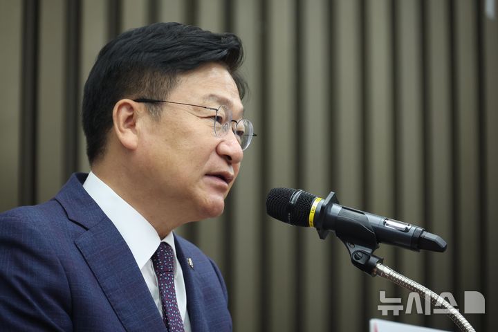 [서울=뉴시스] 조성봉 기자 = 정점식 국민의힘 신임 원내대표가 10일 오후 서울 여의도 국회에서 열린 원내대표 선출 의원총회에서 당선 소감을 밝히고 있다. 2026.06.10. suncho21@newsis.com