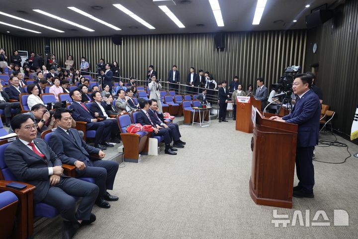 [서울=뉴시스] 조성봉 기자 = 정점식 국민의힘 신임 원내대표가 10일 오후 서울 여의도 국회에서 열린 원내대표 선출 의원총회에서 당선 소감을 밝히고 있다. 2026.06.10. suncho21@newsis.com