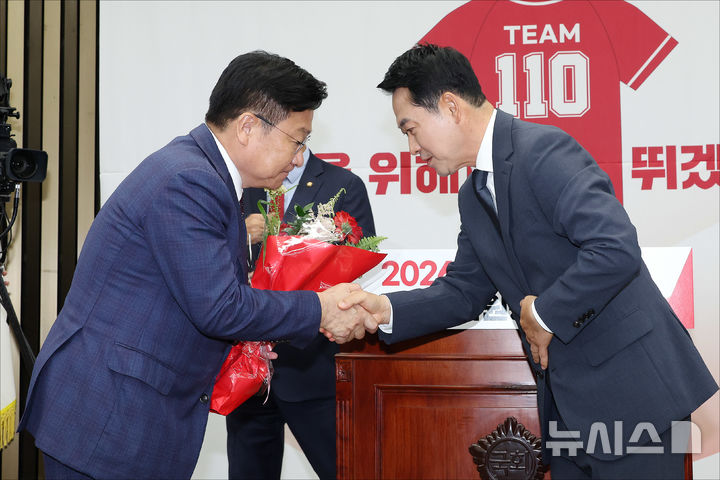 [서울=뉴시스] 김근수 기자 = 정점식 국민의힘 신임 원내대표가 10일 오후 서울 여의도 국회에서 열린 국민의힘 신임 원내대표 선출 의원총회를 마치고 장동혁 국민의힘 대표와 악수를 하고 있다. (공동취재) 2026.06.10. photo@newsis.com