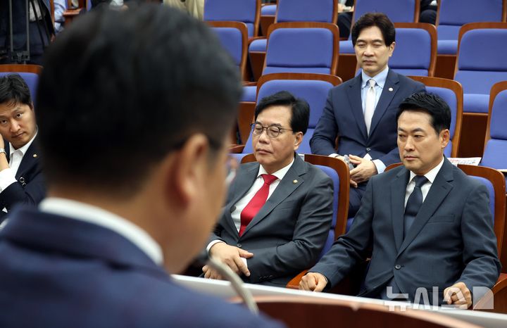 [서울=뉴시스] 조성봉 기자 = 장동혁 국민의힘 대표와 송언석 전 원내대표가 10일 오후 서울 여의도 국회에서 열린 원내대표 선출 의원총회에서 정점식 국민의힘 신임 원내대표의 발언을 듣고 있다.&nbsp; 2026.06.10. suncho21@newsis.com