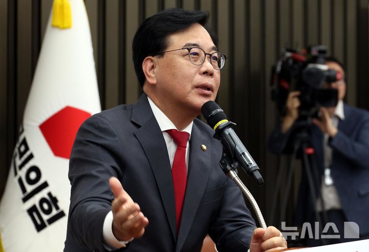 [서울=뉴시스] 조성봉 기자 = 송언석석 전 국민의힘 원내대표가 10일 오후 서울 여의도 국회에서 열린 원내대표 선출 의원총회에서 인사말을 하고 있다. 2026.06.10. suncho21@newsis.com
